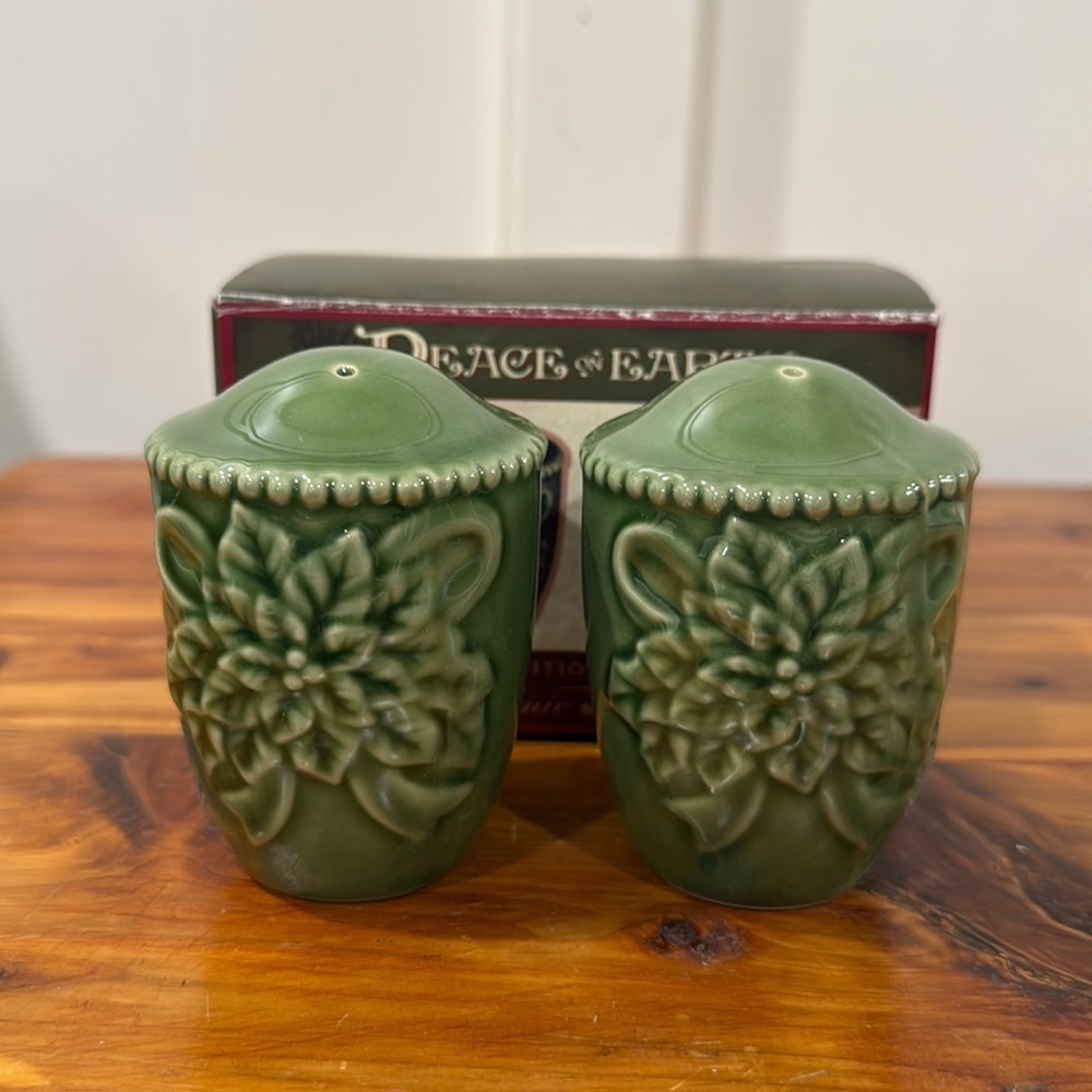 NIB Cracker Barrel Peace on Earth Traditional Collection Salt & Pepper Shakers